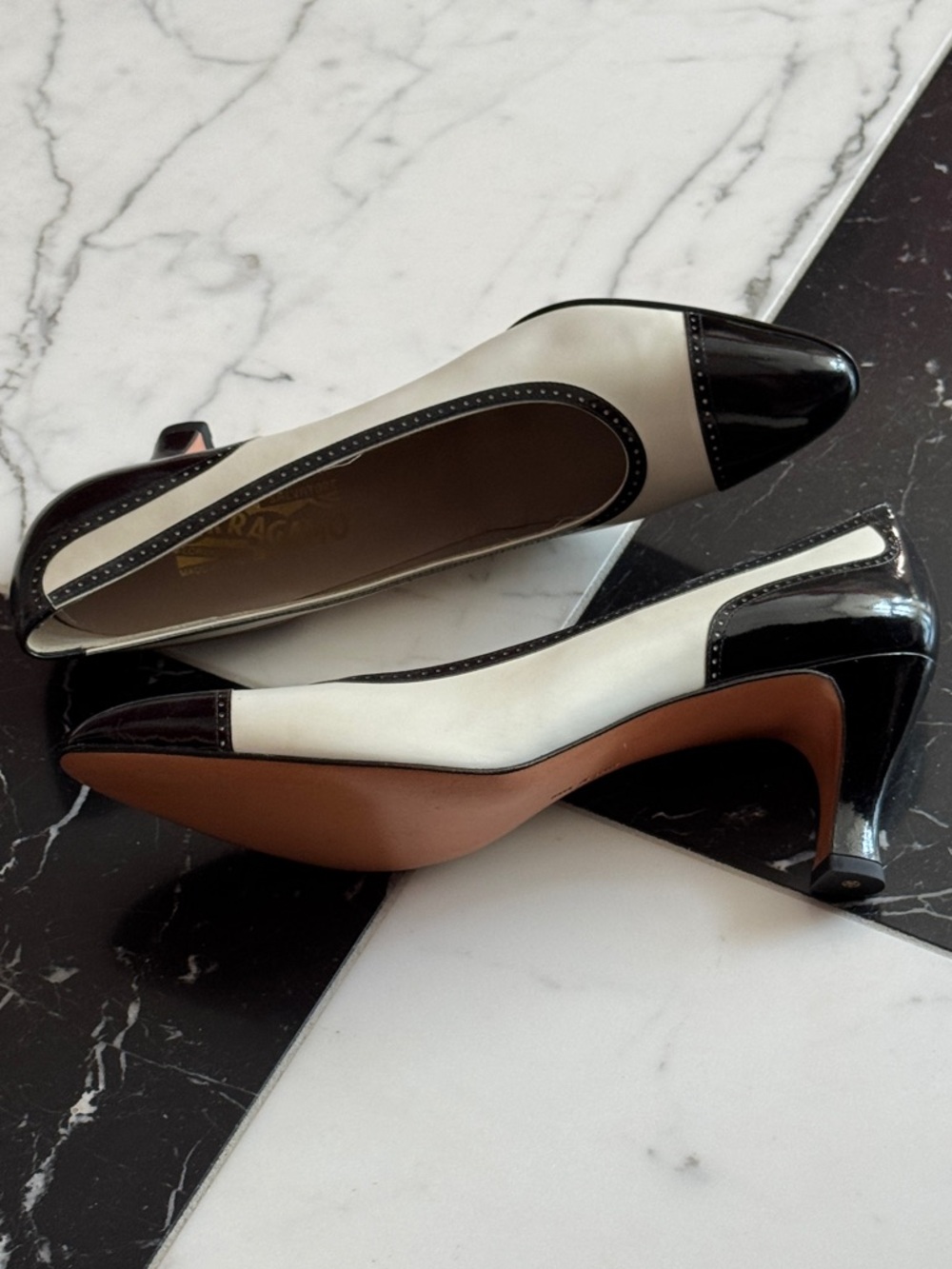 NEW Salvatore Ferragamo Vintage SPECTATOR Pumps Black White 10 AA Extra Narrow - Picture 9 of 16